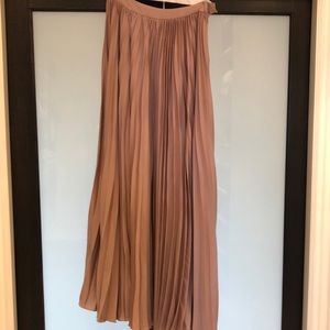 Champagne floor-length pleated skirt. Women’s size large.